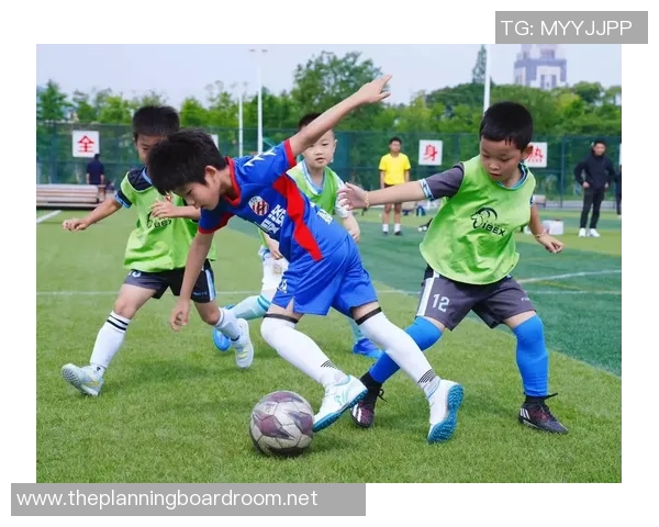 足球明星卡西心中梦想的绿茵场与未来的足球希望