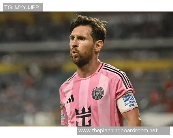 足球明星在比赛中意外撞向球门出界引发热议球迷反应各异